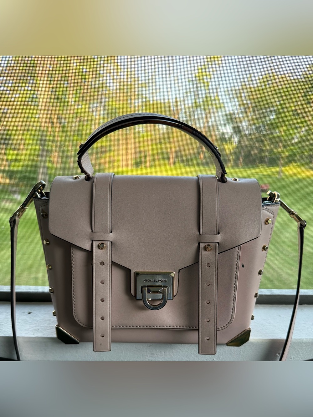 Michael Kors Manhattan Medium Leather
Satchel w/Metal Hardware EUC